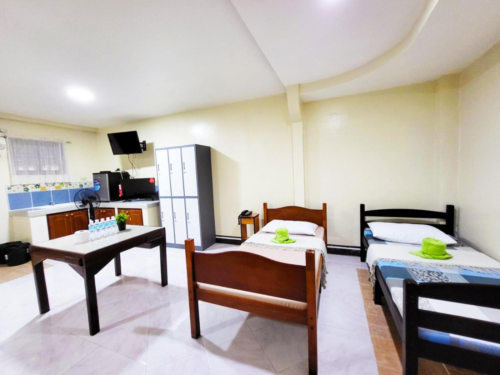 B&J Guesthouse And Tours Tagbilaran City Exteriör bild